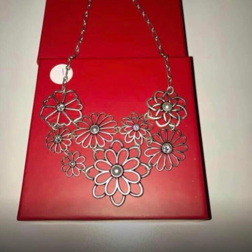 Silver tone necklace